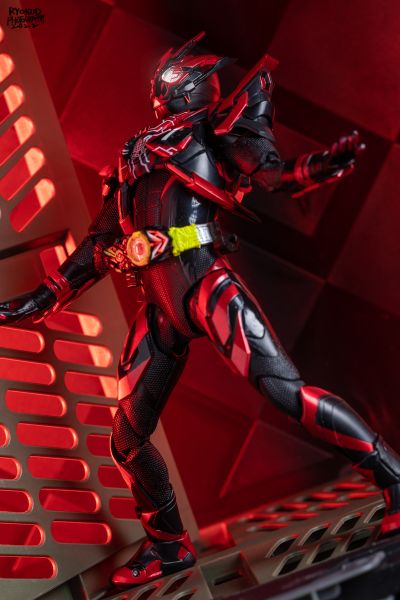 S.H.Figuarts 剧场版 假面骑士零一 真实×时间 假面骑士零一 地狱飞升蝗虫