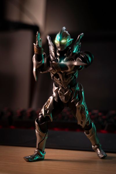 S.H.Figuarts 特利迦奥特曼 黑暗特利迦