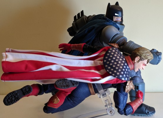 MAFEX No.146 蝙蝠侠 黑暗骑士归来 重甲蝙蝠侠