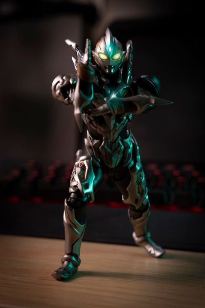 S.H.Figuarts 特利迦奥特曼 黑暗特利迦