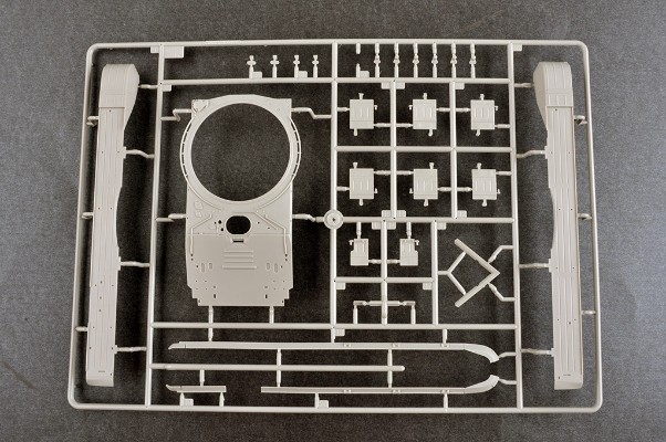 编号：09601 1/35 装甲车辆系列 苏联 T-72乌拉尔（172工程）