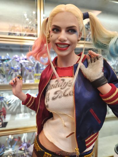 MMS566 猛禽小队和哈莉·奎茵 小丑女哈莉•奎茵(Caution Tape Jacket版)