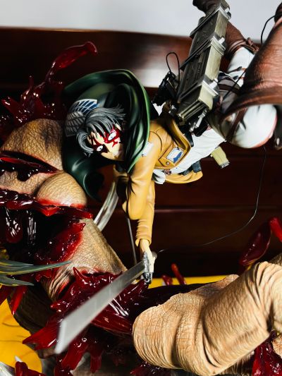 进击的巨人 利威尔&兽之巨人