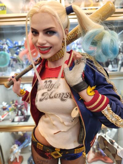 MMS566 猛禽小队和哈莉·奎茵 小丑女哈莉•奎茵(Caution Tape Jacket版)