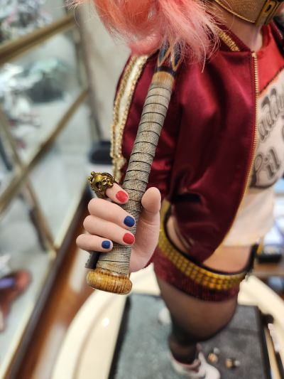 MMS566 猛禽小队和哈莉·奎茵 小丑女哈莉•奎茵(Caution Tape Jacket版)