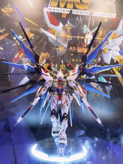 MGEX   1/100  强袭自由高达