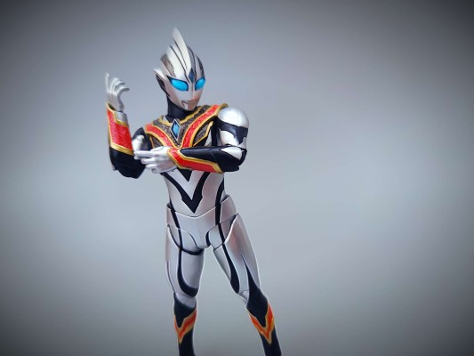 S.H.Figuarts 特利迦奥特曼 黑暗特利迦