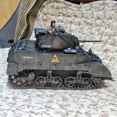 35313 1/35 美国 M5A1轻型坦克 追击作战 套装（附带4个兵人）