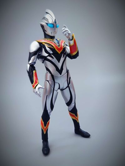 S.H.Figuarts 特利迦奥特曼 黑暗特利迦