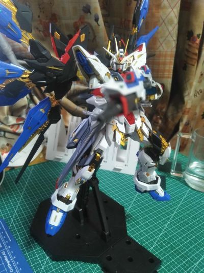 MGEX   1/100  强袭自由高达