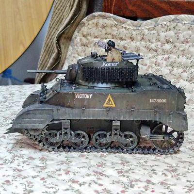 35313 1/35 美国 M5A1轻型坦克 追击作战 套装（附带4个兵人）