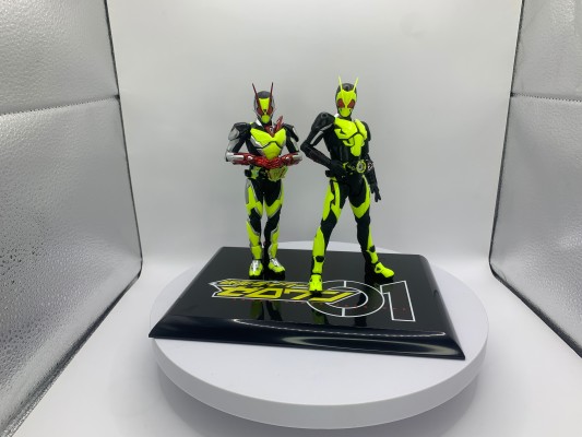 S.H.Figuarts 假面骑士零二 伊兹版 + 假面骑士零一 高跃飞蝗 套装