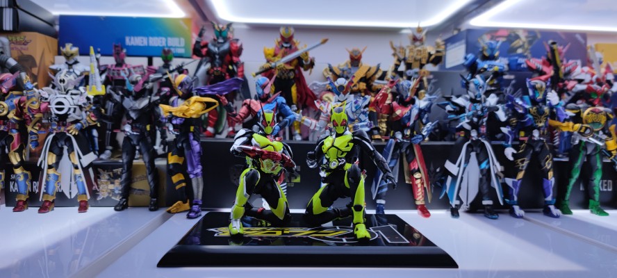 S.H.Figuarts 假面骑士零二 伊兹版 + 假面骑士零一 高跃飞蝗 套装