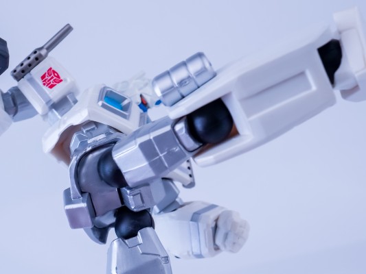 REVOLTECHNo.019变形金刚 フレンドショップ限定 ウルトラマグナス