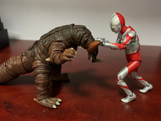 S.H.Figuarts  哥莫拉