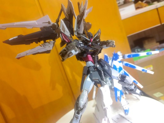 METAL BUILD 机动战士高达SEED C.E.73 观星者 漆黑强袭高达（新生强袭版）