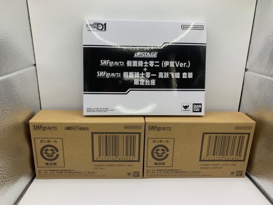S.H.Figuarts 假面骑士零二 伊兹版 + 假面骑士零一 高跃飞蝗 套装