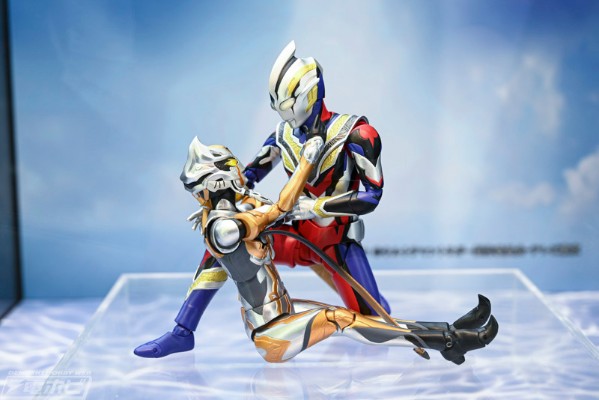 S.H.Figuarts 特利迦奥特曼 真特利迦