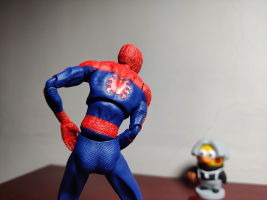 MAFEX 编号107  蜘蛛侠 (迈尔斯·莫拉莱斯)