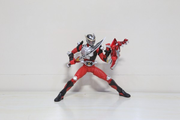 S.H.Figuarts   假面骑士龙骑与深红之龙套装