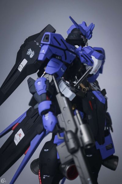 1/100 FULL MECHANICS 机动战士高达 铁血的奥尔芬斯 维达尔高达