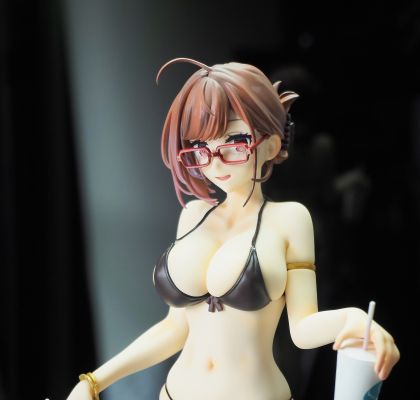 近视的姐姐 泳装