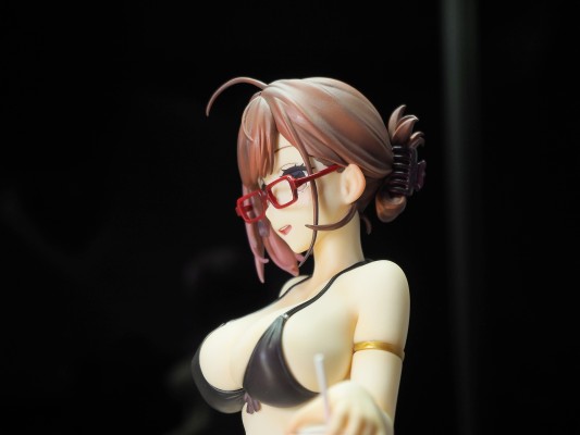 近视的姐姐 泳装