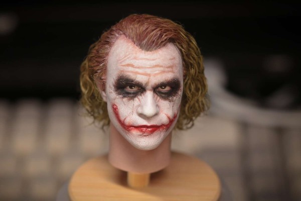 DC系列 蝙蝠侠：黑暗骑士 小丑（希斯·莱杰） 收藏级可动人偶