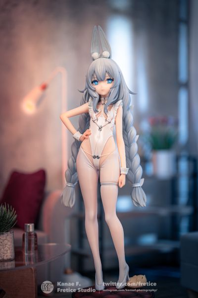 工作了一天的指挥官回到大豪斯见到的居然是兔兔恶毒