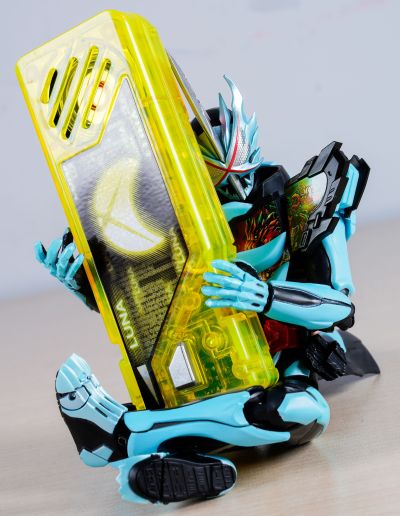 S.H.Figuarts  假面骑士圣刃 远古之龙