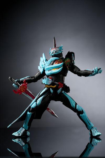 S.H.Figuarts  假面骑士圣刃 远古之龙