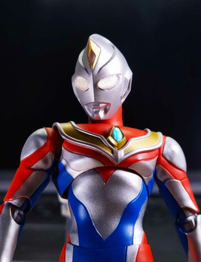 S.H.Figuarts（真骨雕制法） 戴拿奥特曼 闪亮型