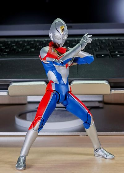S.H.Figuarts（真骨雕制法） 戴拿奥特曼 闪亮型
