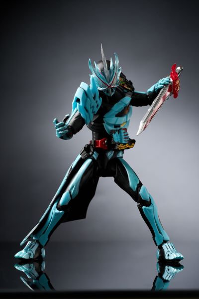 S.H.Figuarts  假面骑士圣刃 远古之龙