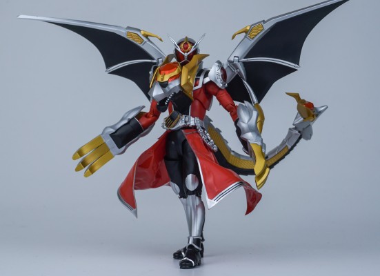 S.H.Figuarts(真骨雕制法)  假面骑士巫骑 火焰魔龙 / 万象魔龙