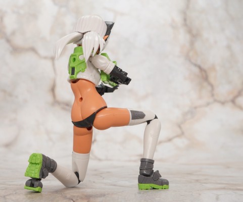 岛田文金艺术集 机甲少女 阿西娅 异色版 + FGM148 标枪反坦克导弹