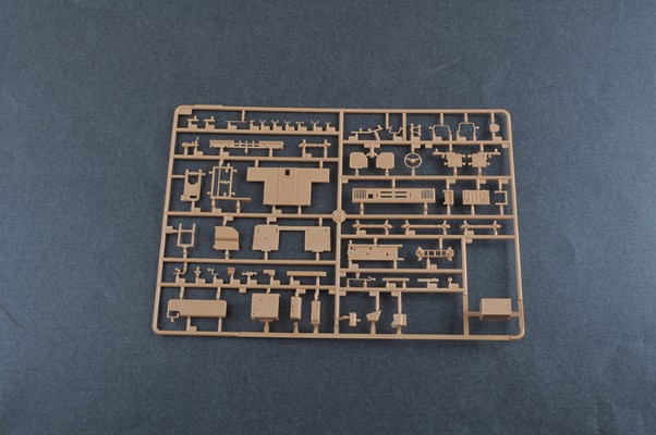 编号:63527 1/35 装甲车辆系列 M1001牵引M790“潘兴”-2导弹发射车
