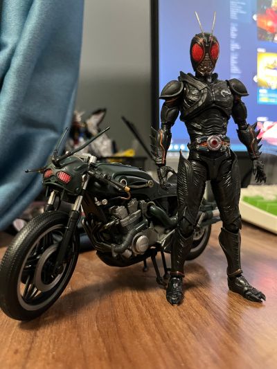 S.H.Figuarts  假面骑士暗日（BLACK SUN） 战蝗摩托