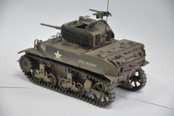 35313 1/35 美国 M5A1轻型坦克 追击作战 套装（附带4个兵人）