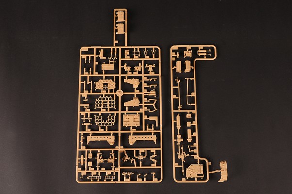 编号:82940 1/72 装甲车辆系列 俄罗斯9A52-2“龙卷风”-M 300毫米多管火箭发射系统