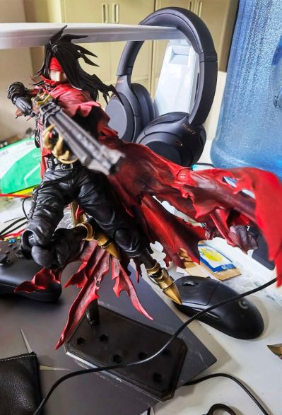 PlayArts改 地狱犬的挽歌 最终幻想VII 文森特·瓦伦汀