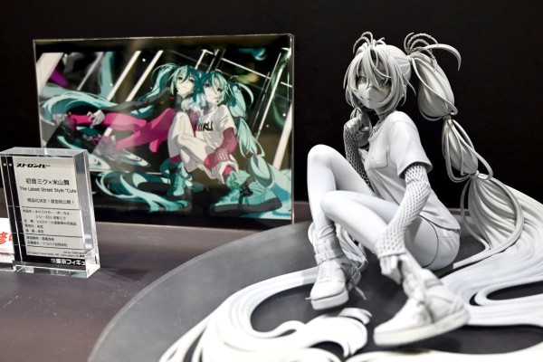 初音未来×米山舞 The Latest Street Style "Cute"