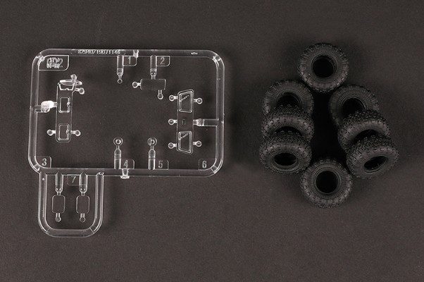 编号:82940 1/72 装甲车辆系列 俄罗斯9A52-2“龙卷风”-M 300毫米多管火箭发射系统