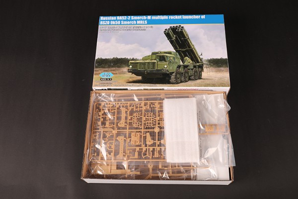 编号:82940 1/72 装甲车辆系列 俄罗斯9A52-2“龙卷风”-M 300毫米多管火箭发射系统
