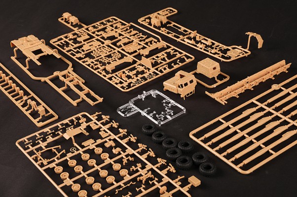 编号:82940 1/72 装甲车辆系列 俄罗斯9A52-2“龙卷风”-M 300毫米多管火箭发射系统