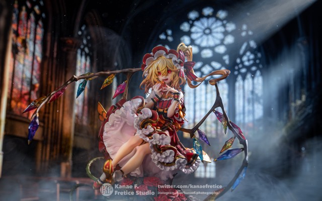 屏摄｜Alter｜在夜晚的教堂里偷偷啃苹果被发现了