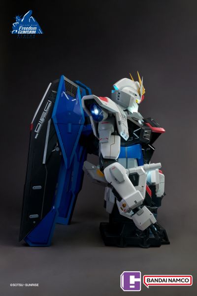 自由高达微缩模型“半身像”