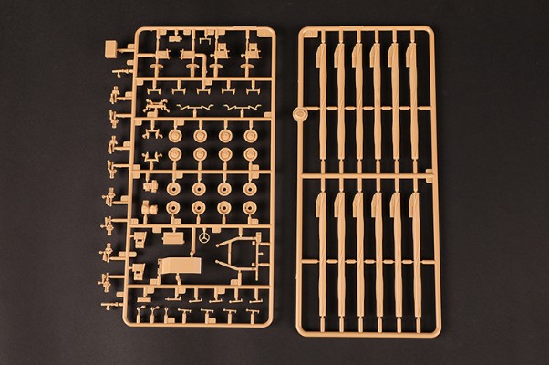 编号:82940 1/72 装甲车辆系列 俄罗斯9A52-2“龙卷风”-M 300毫米多管火箭发射系统