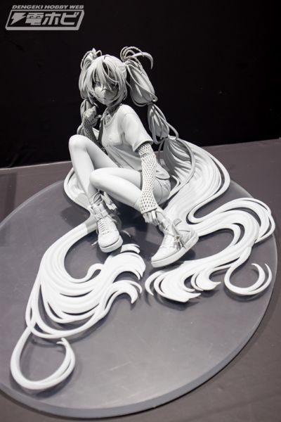 初音未来×米山舞 The Latest Street Style "Cute"