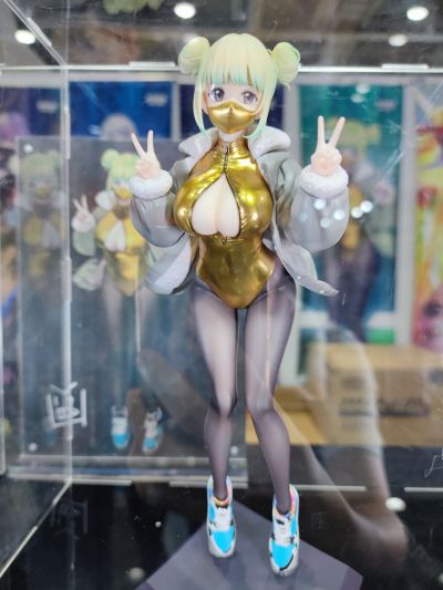 运动鞋×高开衩×口罩 米娅